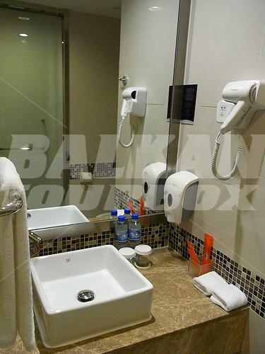 почивка в Holiday Inn Express Luohu