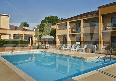 почивка в Courtyard by Marriott Richmond West