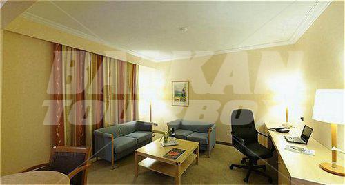 почивка в Holiday Inn Expo