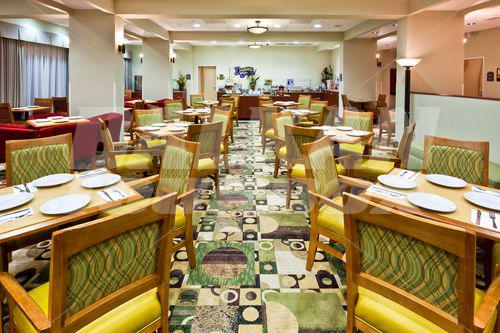 почивка в Holiday Inn Express and Suites Monterrey Aeropuerto