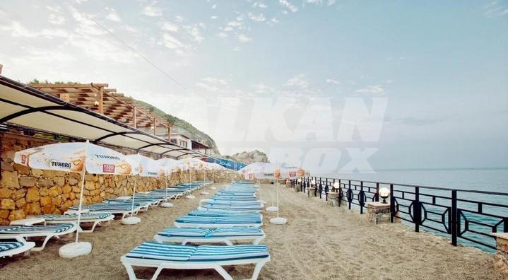 holiday in White City Beach