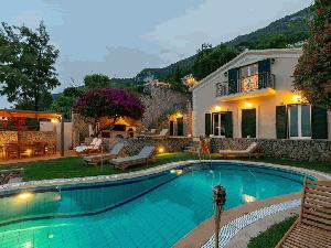 Хотел Beachfront Villa Benele - Benitses