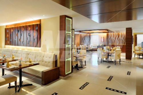 почивка в Emirates Grand Hotel