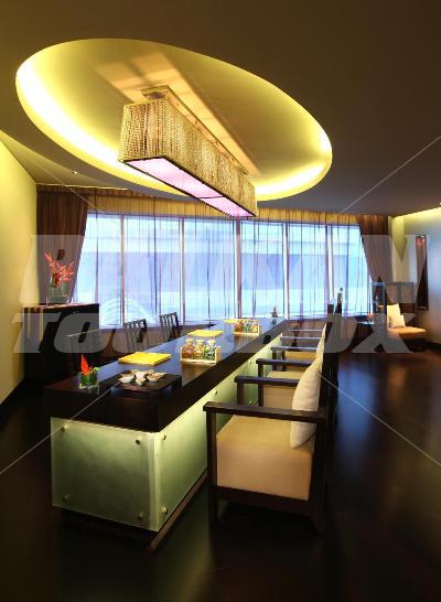 почивка в Emirates Grand Hotel
