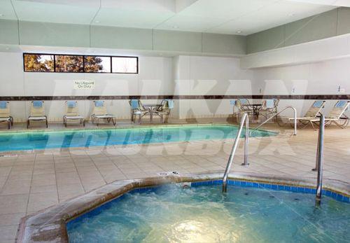 почивка в Courtyard by Marriott Kansas City South