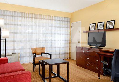 почивка в Courtyard by Marriott Kansas City South