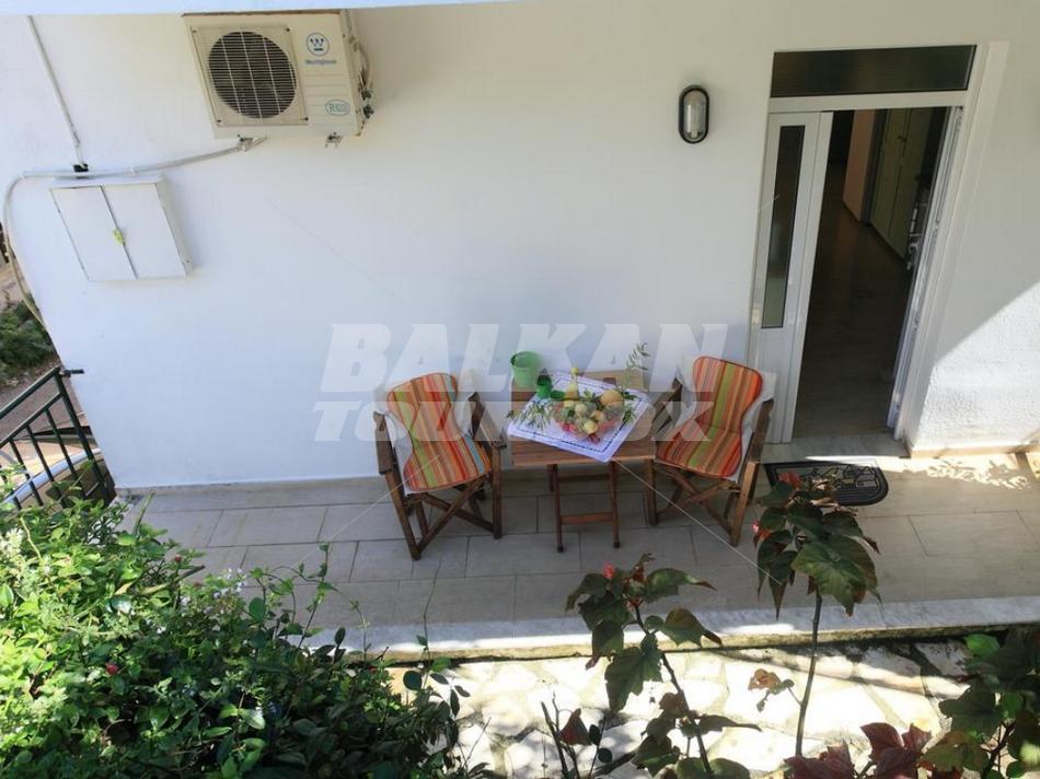holiday in Kaminaki Beachfront Apartments