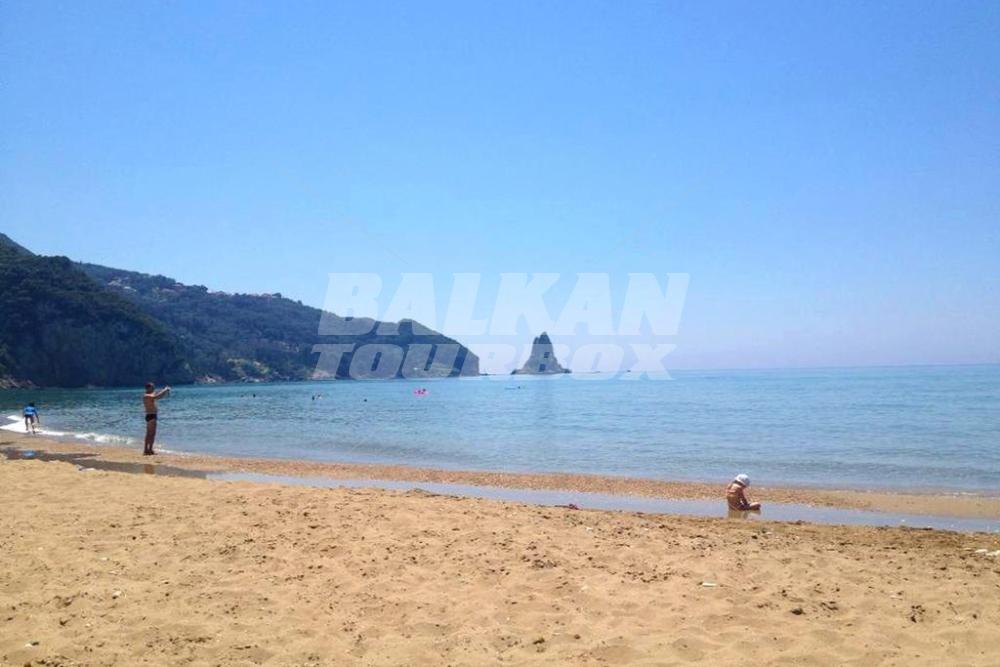 holiday in Studio apartments Maria with pool in Agios Gordios Beach