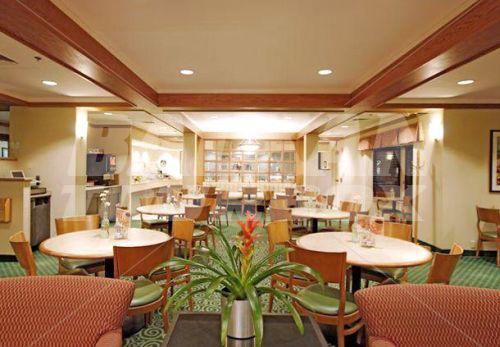 почивка в Courtyard by Marriott Columbus Airport