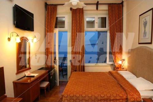 holiday in Syrou Melathron