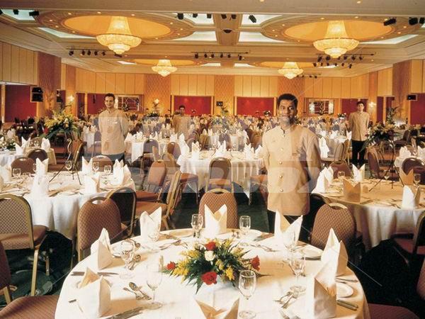 почивка в Al Bustan Rotana