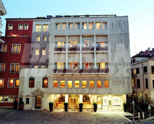 почивка в L'Hotel Bauer
