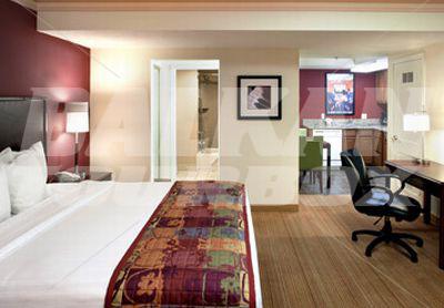почивка в Residence Inn by Marriott Kansas City Country Club Plaza