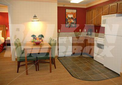 почивка в Residence Inn by Marriott Kansas City Country Club Plaza
