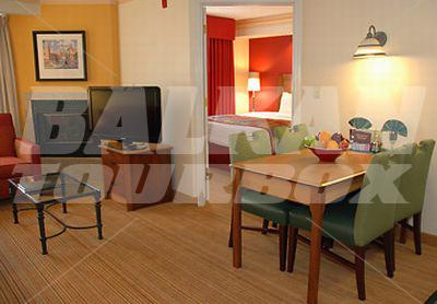 почивка в Residence Inn by Marriott Kansas City Country Club Plaza