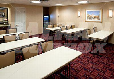 почивка в Residence Inn by Marriott Kansas City Country Club Plaza