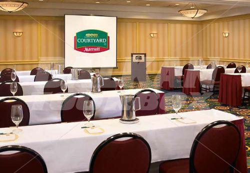 почивка в Courtyard by Marriott Detroit Downtown
