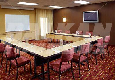 почивка в Courtyard by Marriott Louisville East