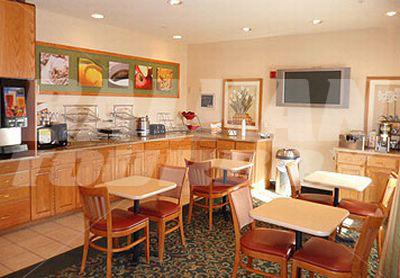 почивка в Fairfield Inn & Suites by Marriott Kansas City North Near Worlds of Fun