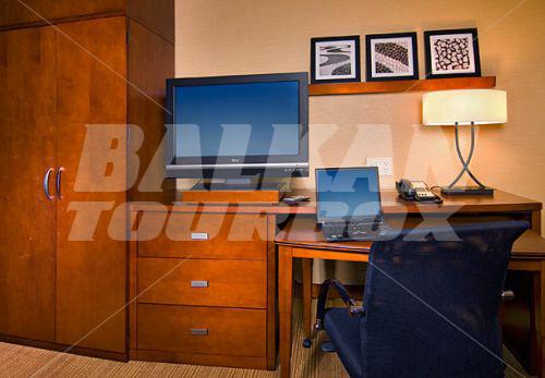почивка в Courtyard by Marriott Syracuse Carrier Circle