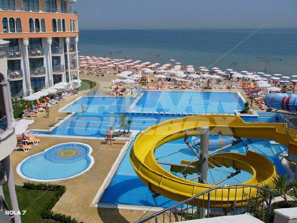holiday in Azalia