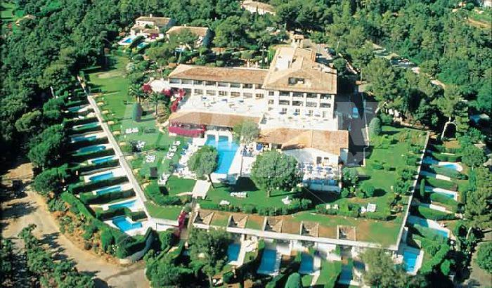 почивка в Le Mas D'Artigny And Spa