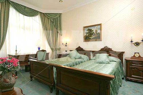 holiday in Grand Hotel London