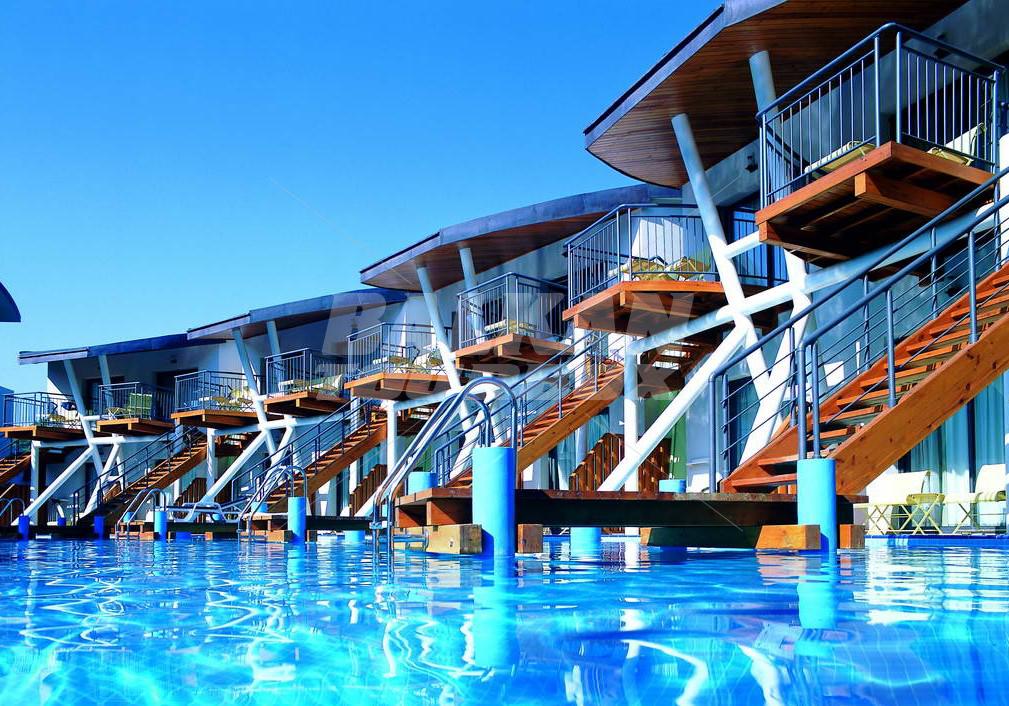 holiday in Cornelia De Luxe