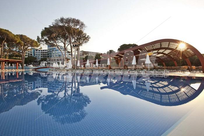 holiday in Cornelia De Luxe