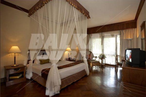 holiday in Kandawgyi Palace