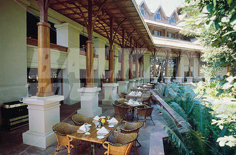 holiday in Kandawgyi Palace