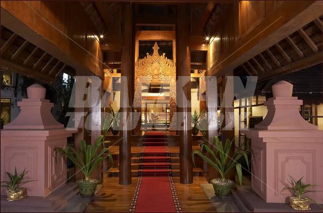 holiday in Kandawgyi Palace