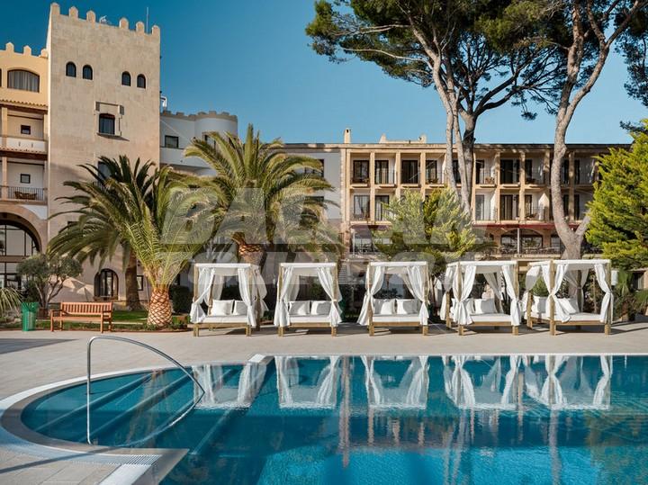 holiday in NH Hesperia Villamil