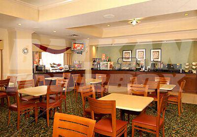 почивка в Fairfield Inn by Marriott Orlando Airport