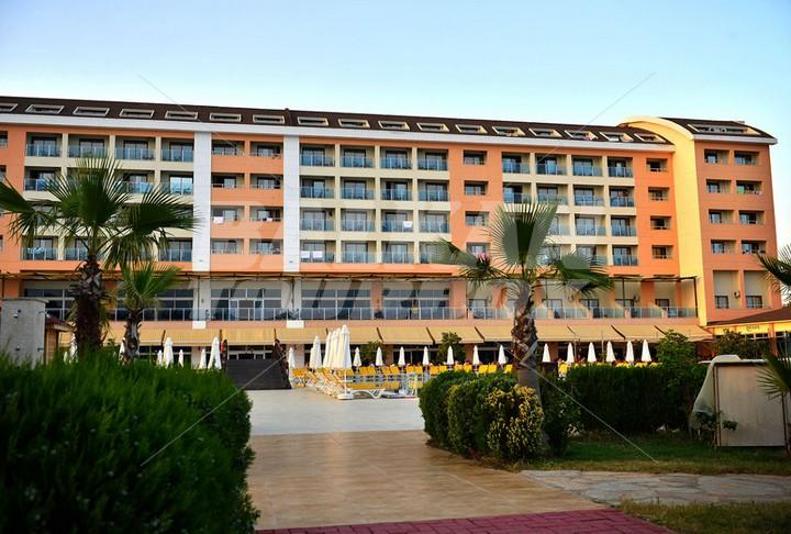 почивка в Laphetos Beach Resort and SPA