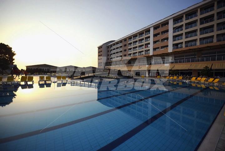 почивка в Laphetos Beach Resort and SPA