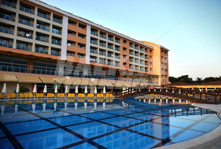 почивка в Laphetos Beach Resort and SPA