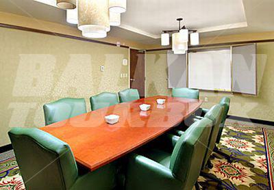 почивка в Courtyard by Marriott Kansas City Country Club Plaza
