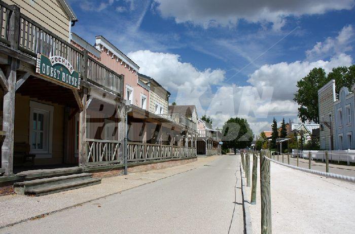 почивка в Disney's Hotel Cheyenne