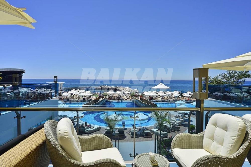 почивка в Azura Deluxe Resort and SPA