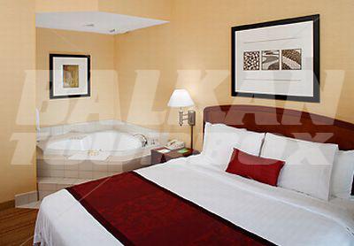 почивка в Courtyard Somerset