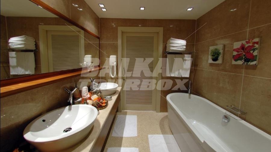 holiday in Elegance International