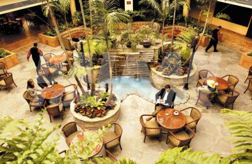 почивка в Embassy Suites Los Marlins & Golf Resort