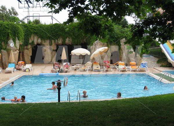 holiday in Queen's Park Le Jardin