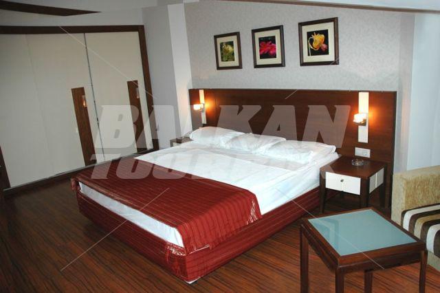 holiday in Queen's Park Le Jardin