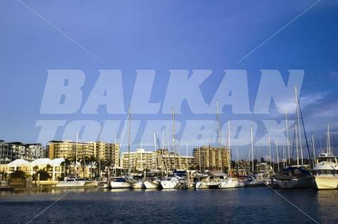 почивка в Cullen Bay Resort