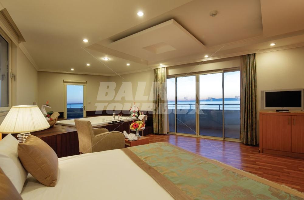 почивка в Crystal Admiral Resort