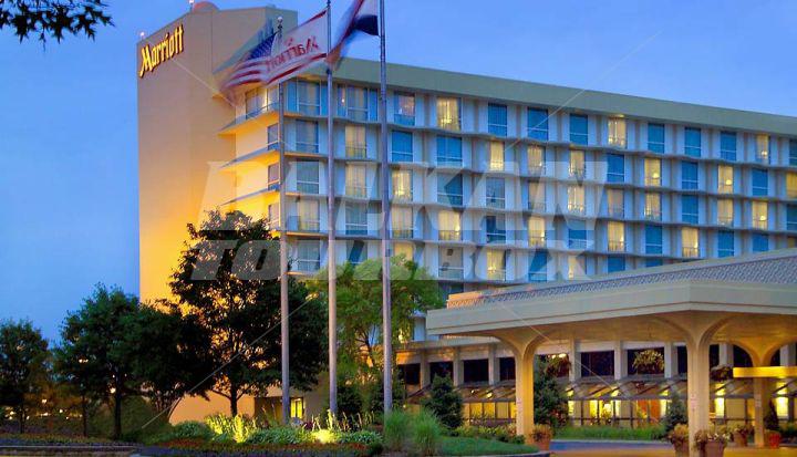 почивка в  St. Louis Airport Marriott