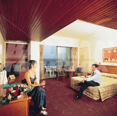 holiday in Sun Hall