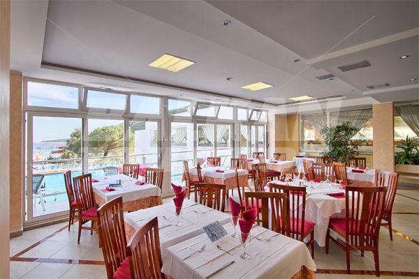 holiday in Mimosa - Maslinica Resort